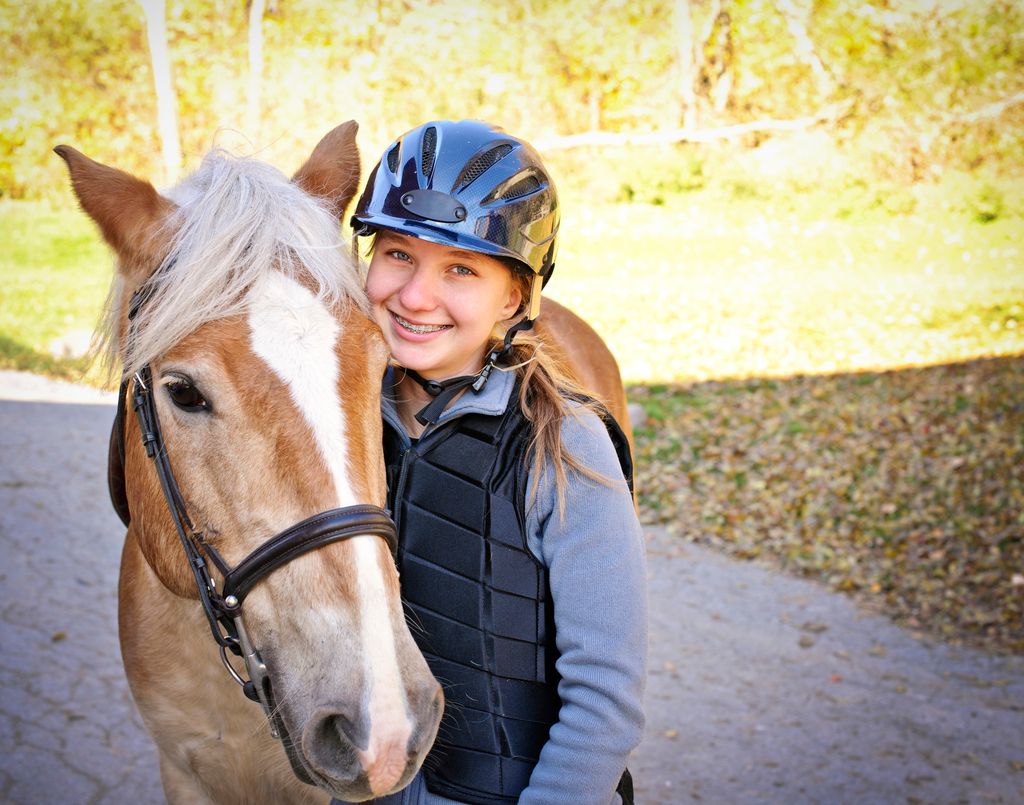 Mädchen mit Pony beim Probereiten vor dem Kauf