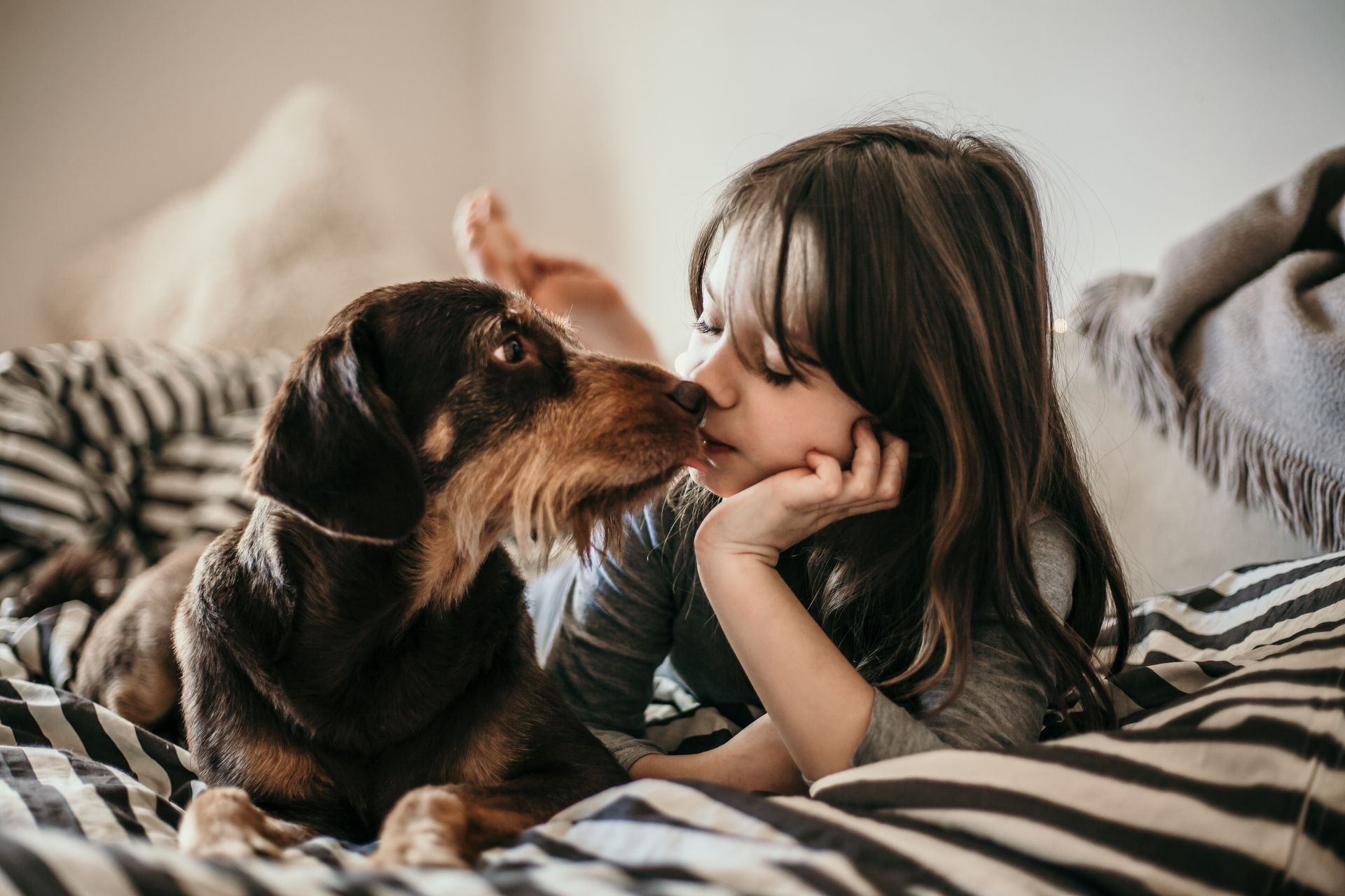 Kind schmust mit Hund