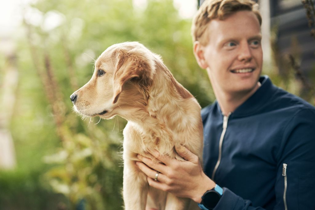 Mann, der seinen Hund streichelt.