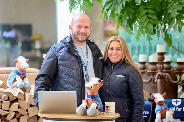 Zwei Sales Agents bei der Arbeit