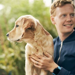 Mann mit Golden Retriever