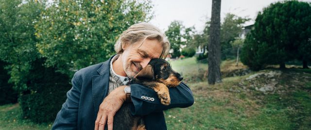 Person umarmt Hund