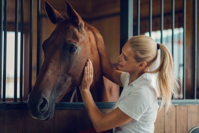 Frau kuschelt mit einem Pferd