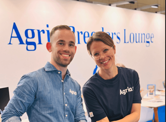 2 Agria-Mitarbeiter in der Agria Breeder´s Lounge
