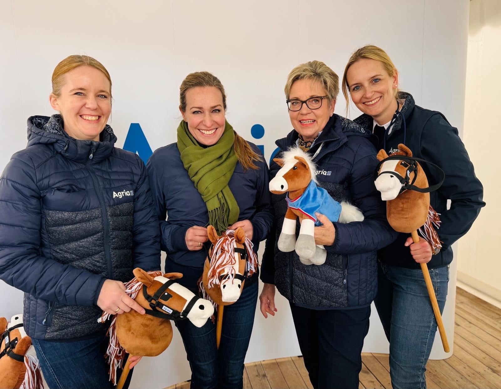 Drei winkende Agria Sales Agentinnen