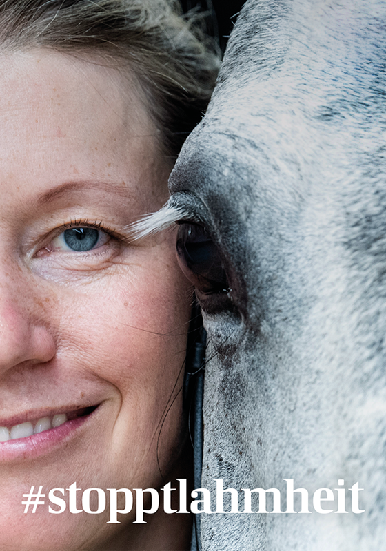 Sandra Auffahrt mit ihrem Pferd für die Stopptlahmheits-Kampagne
