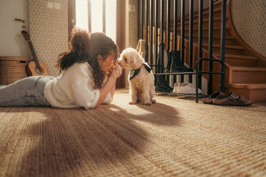 Mädchen und Hund nach dem Agria Dog Walk